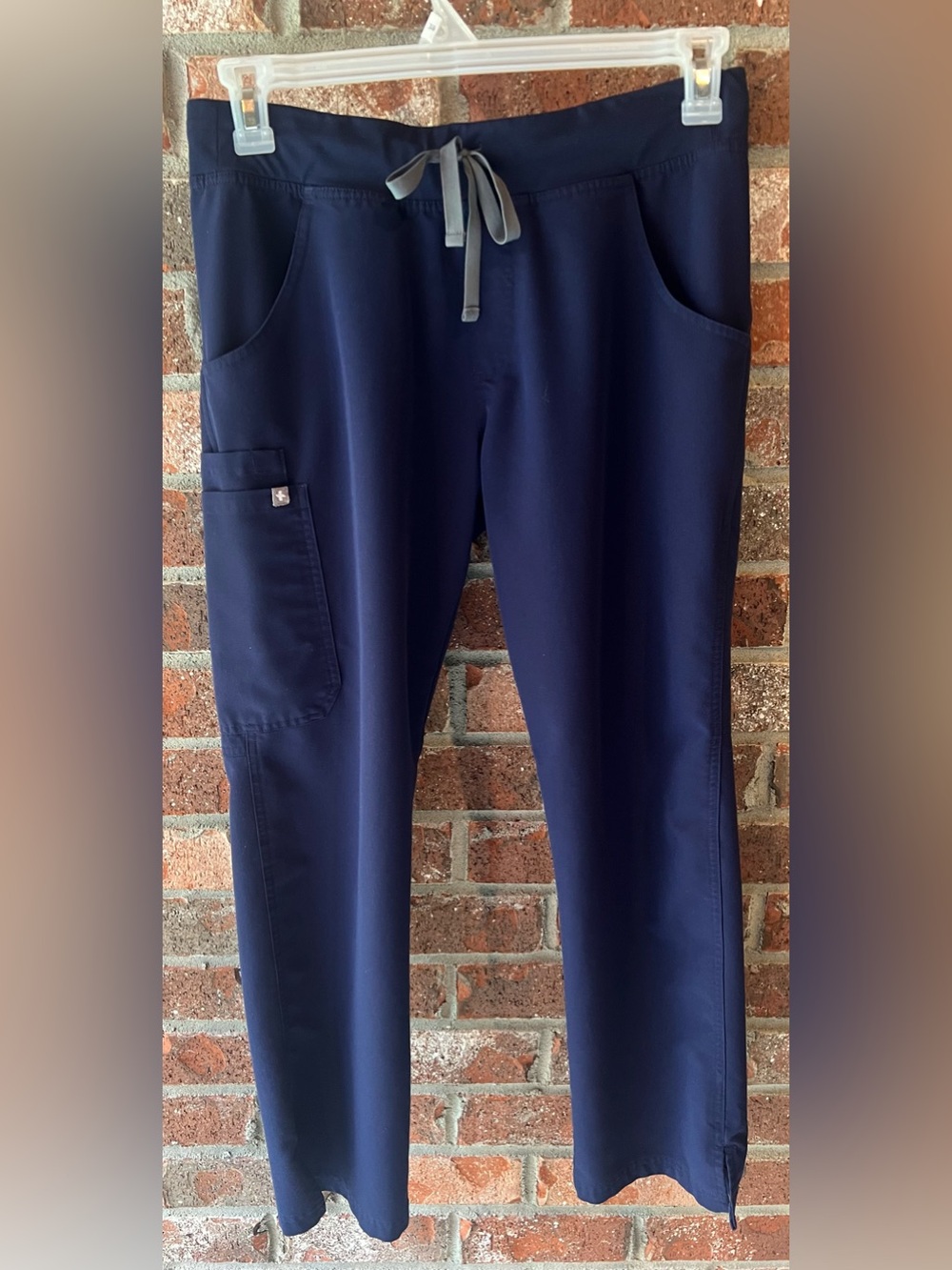 Figs Navy Kade Cargo Scrub Pants -size Medium petite (STYLE#: T21004P)